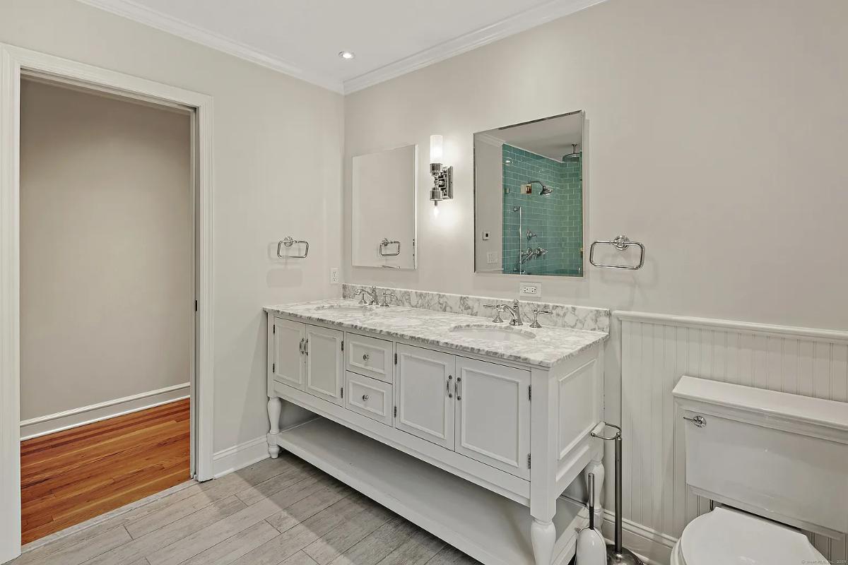 Bathroom with a sink, toilet and a walk-in shower.
