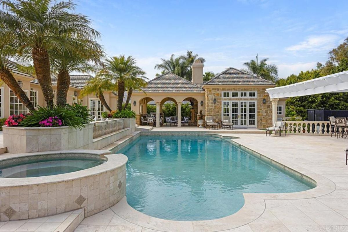 A swimming pool with a jacuzzi.