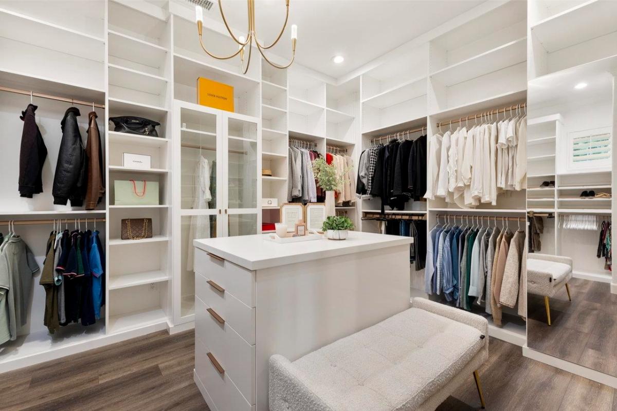 Walk-in closet