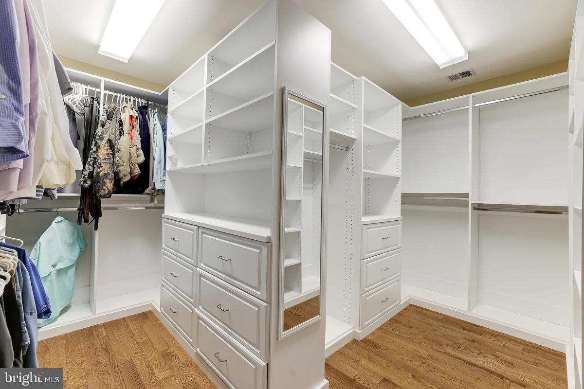 Walk-in closet