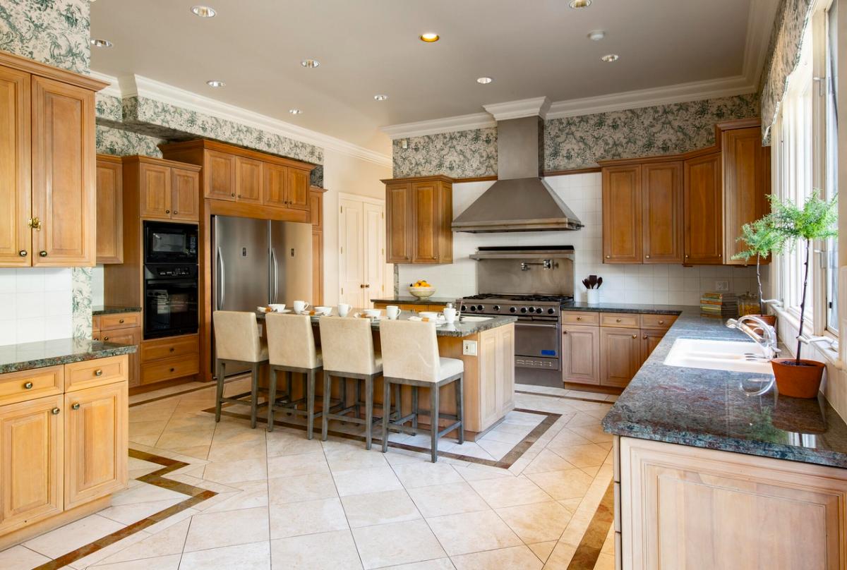 Kitchen with a custom cabinetry and a counter breakfast bar.