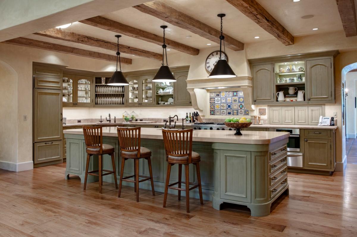 Kitchen with a custom cabinetry and a counter breakfast bar.