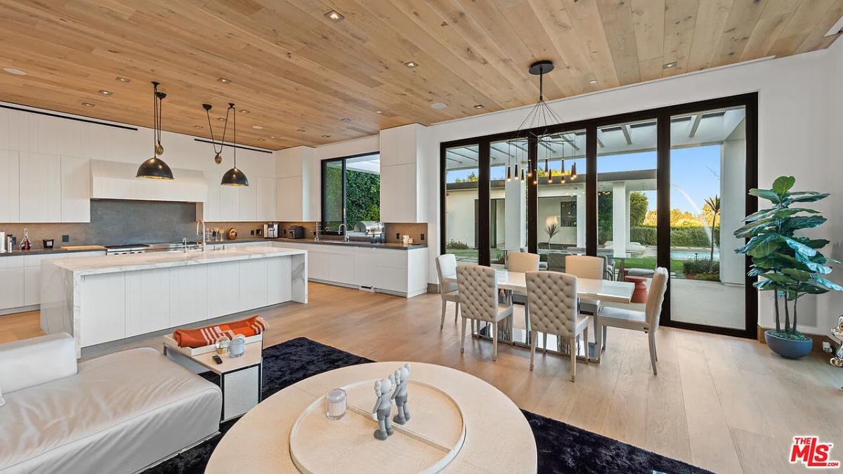 Interior view of the house with living space, a dining area and a kitchen.
