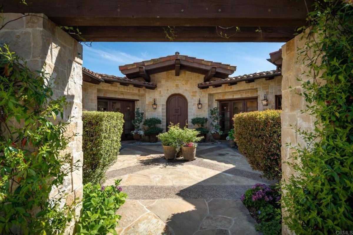 A courtyard with plants.
