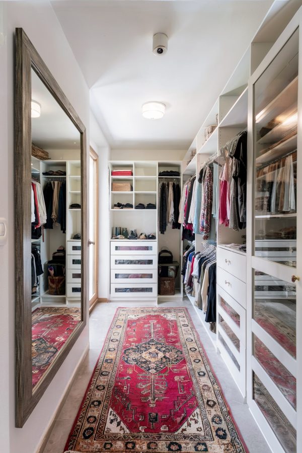 23 Distinguishing Features of Luxury Walkin Closets that Make Them