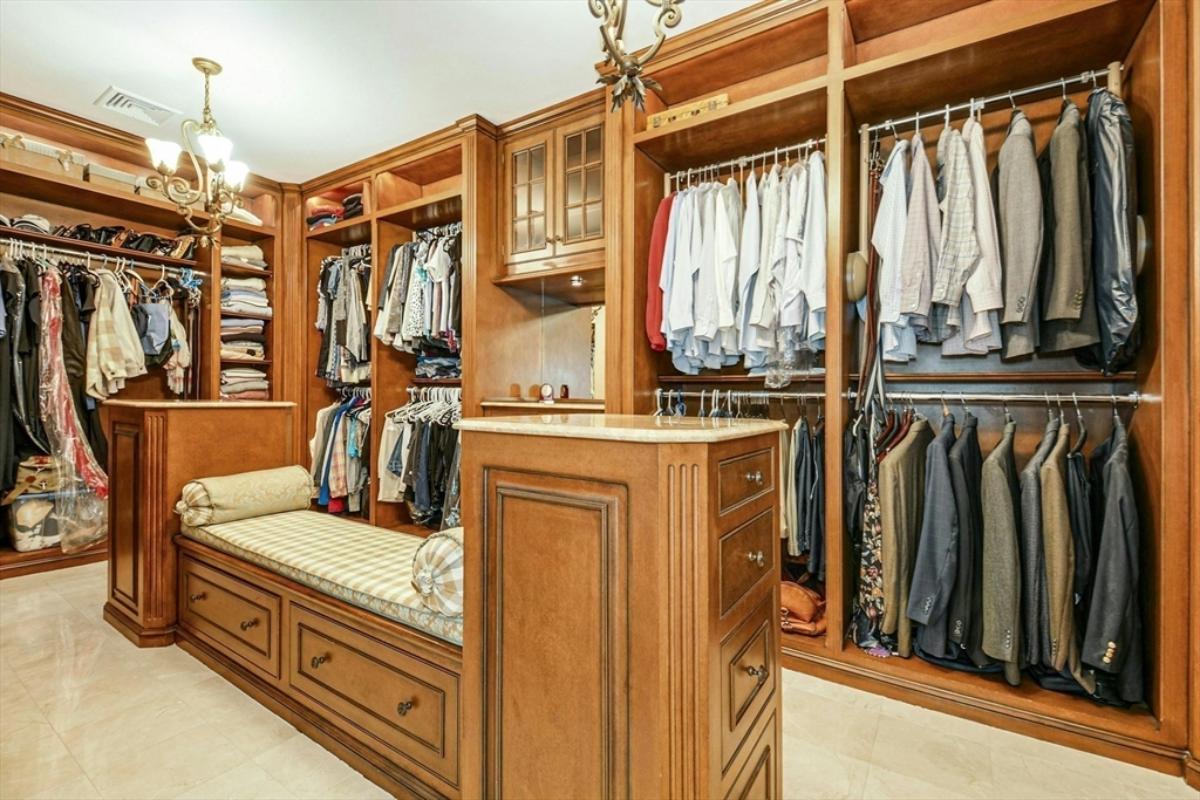 Walk-in closet