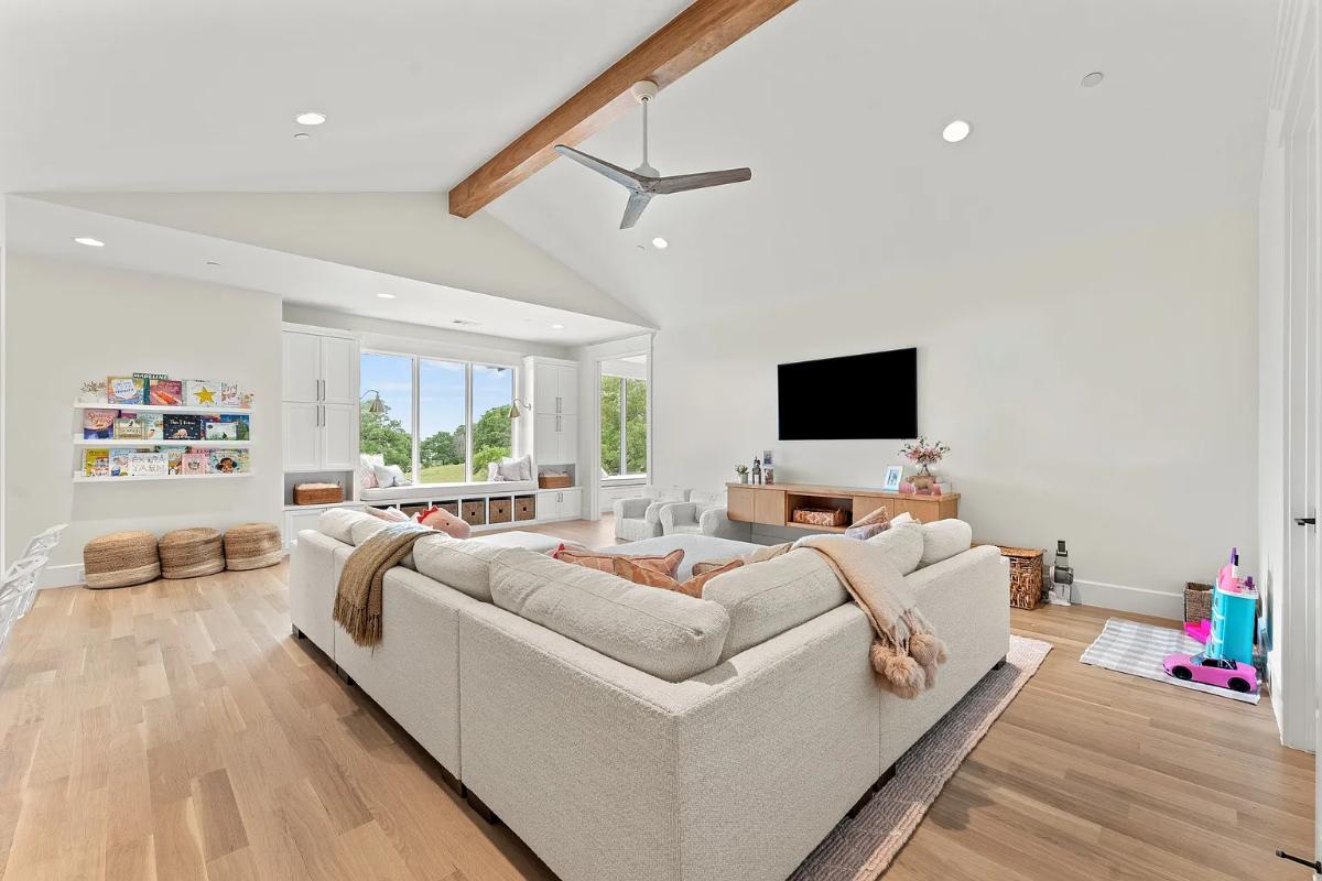 Living room with couches and a TV.