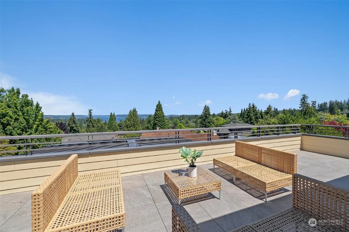 Terrace with a living space.