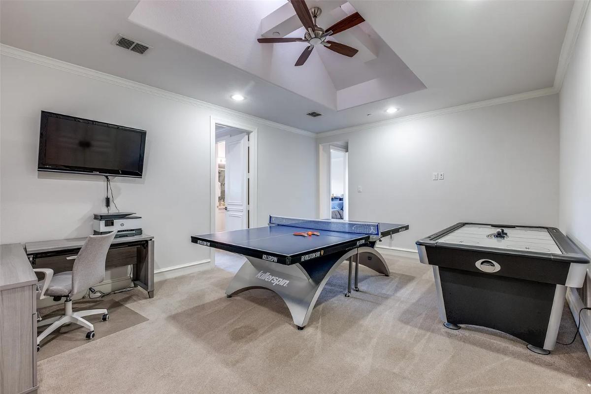 Recreation room with a table tennis.