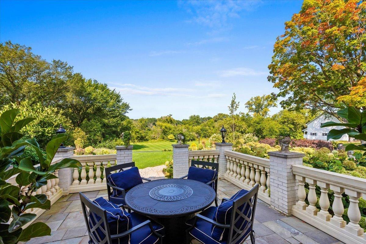 Terrace with a table and chairs.