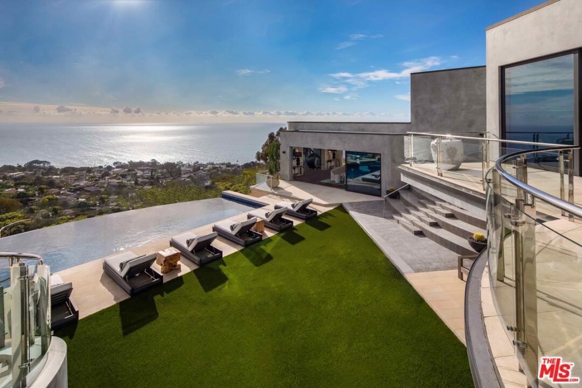 Terrace overlooking the pool and the ocean.