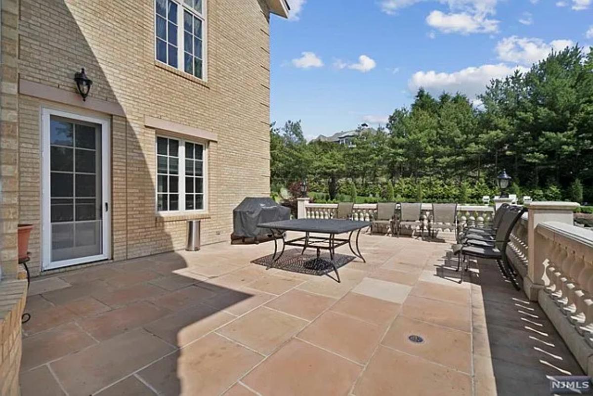 Terrace with a table and chairs.