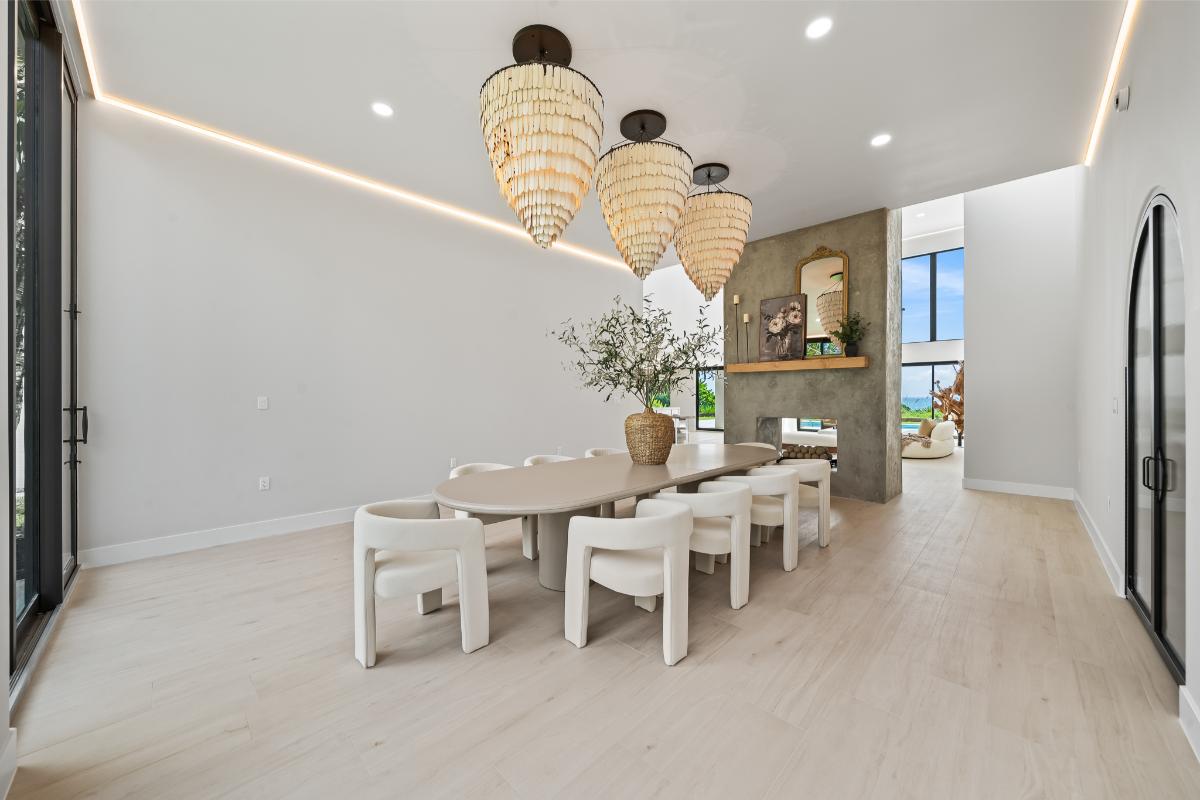 Dining room with chandeliers.