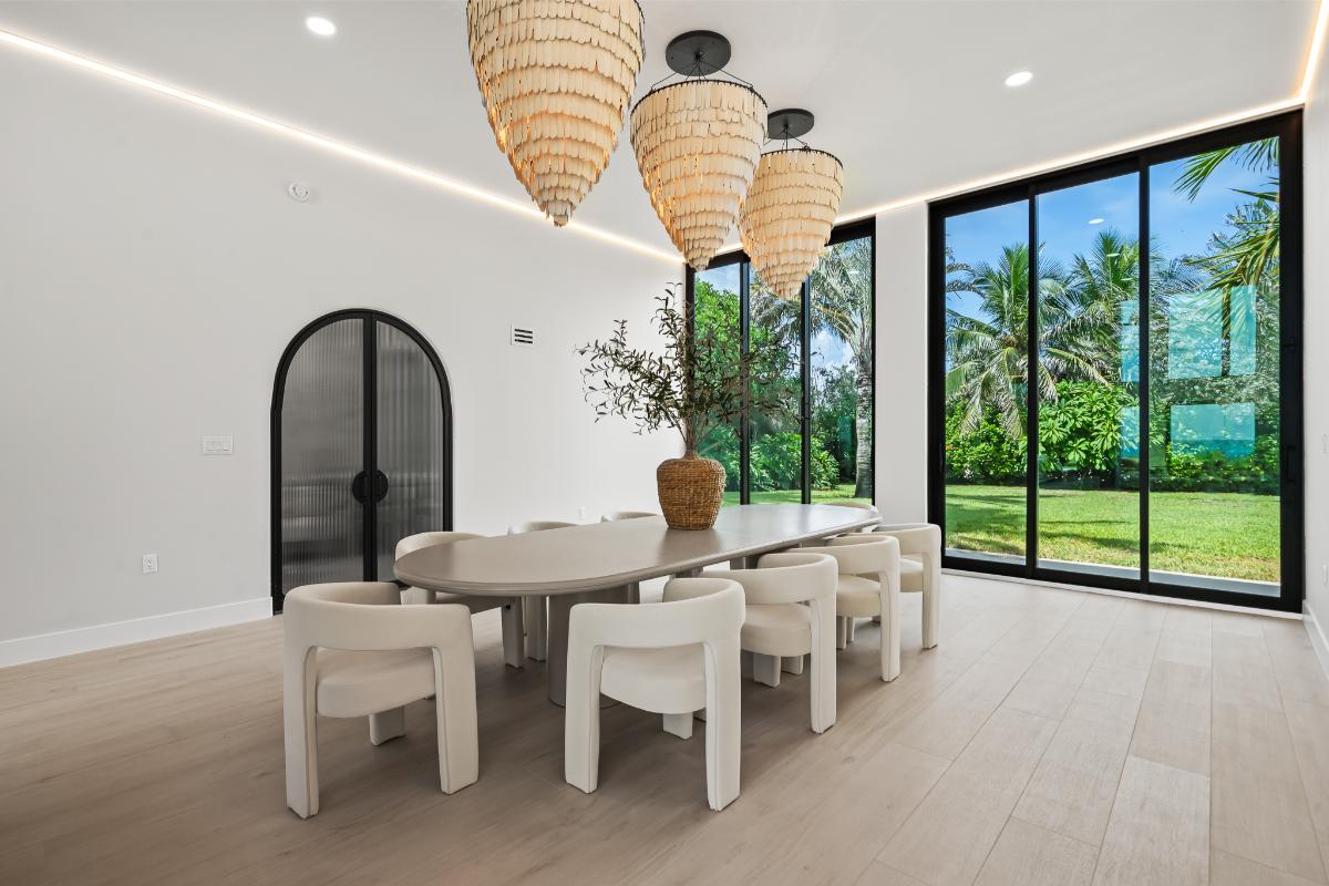 Dining room with chandeliers.