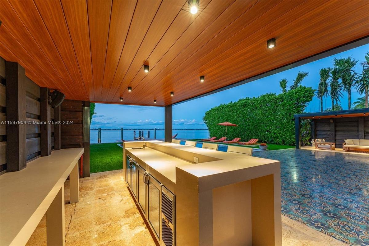 Outdoor kitchen