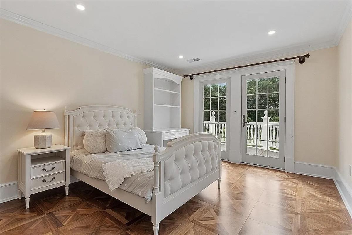 Bedroom with a large bed.