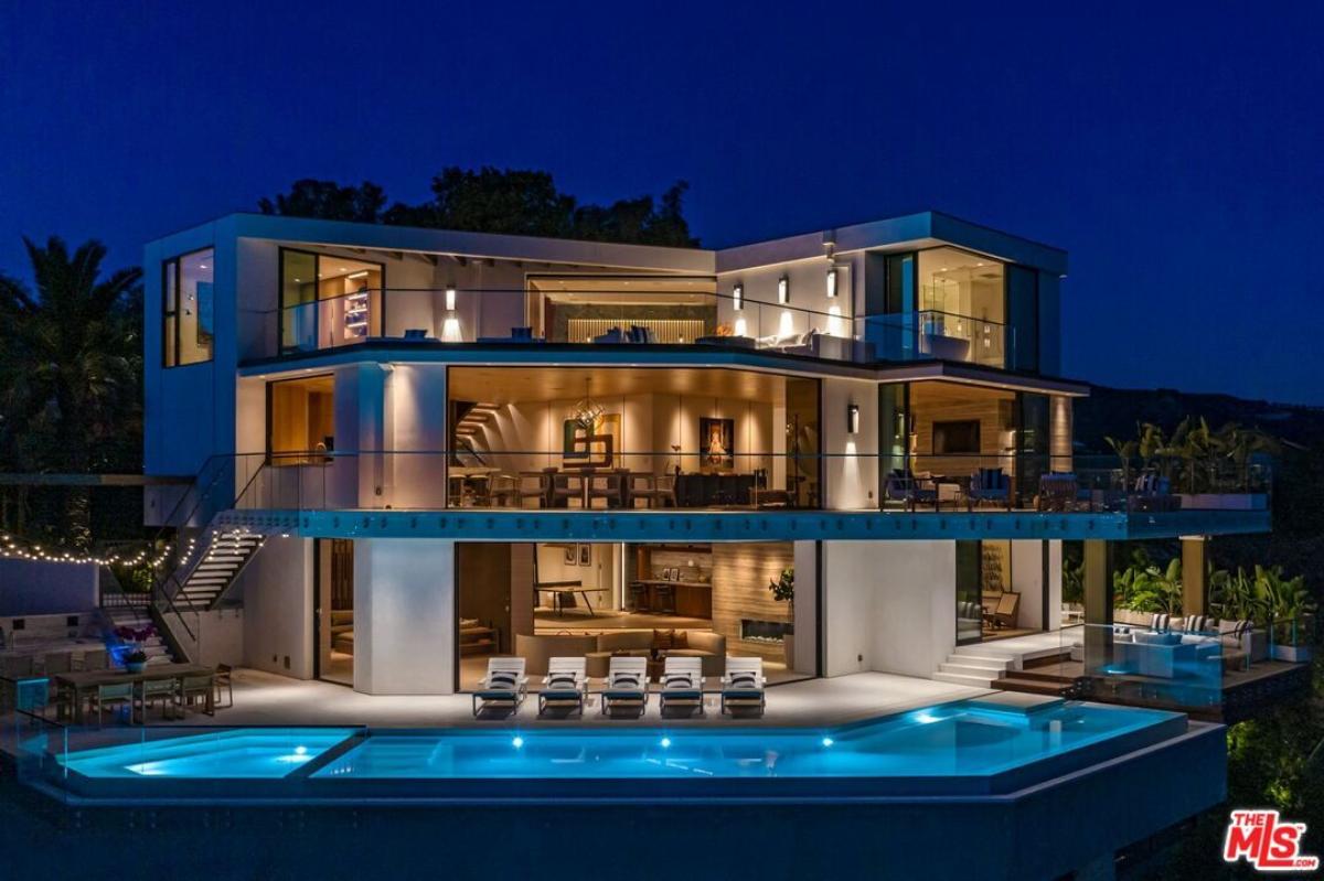 Rear view of the mansion.
