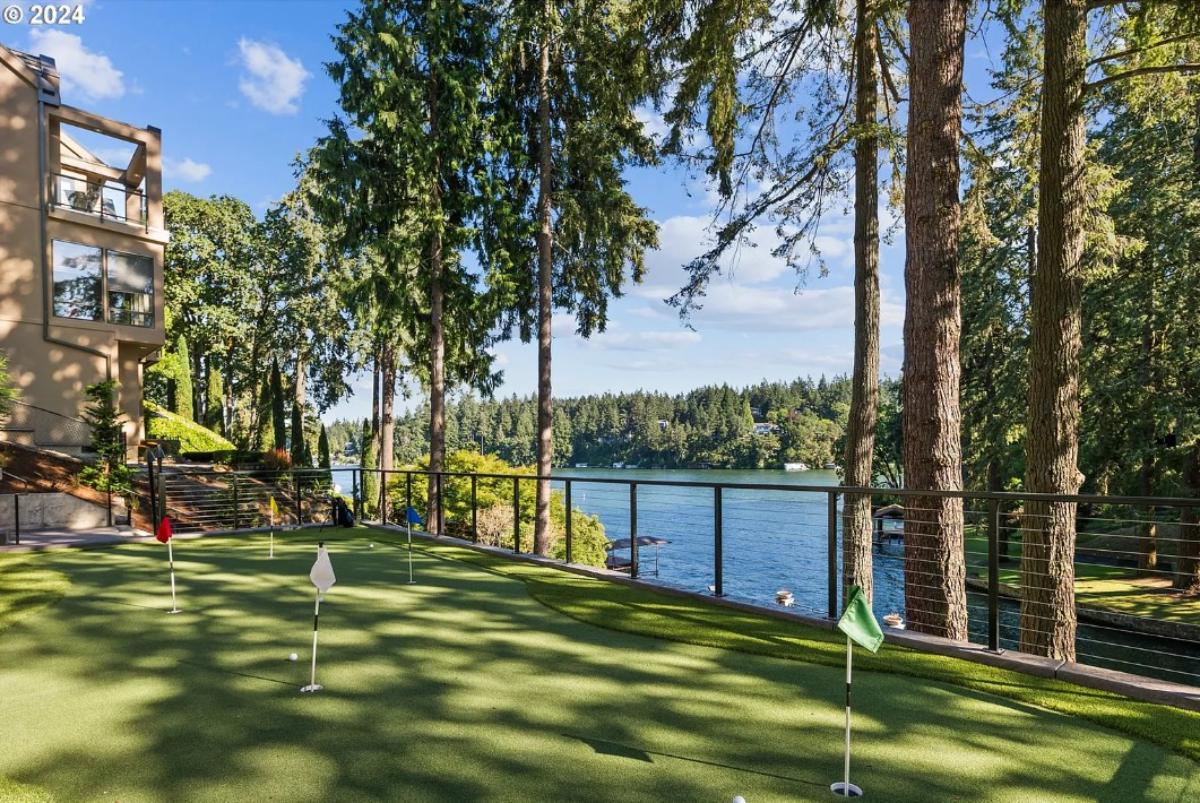 Mini golf course