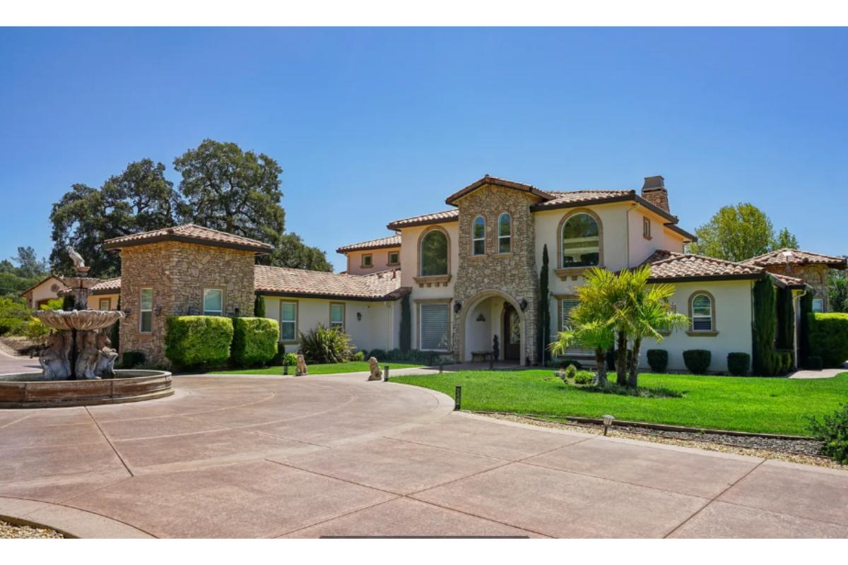 4-Bedroom Estate with Pool and Private Pond 