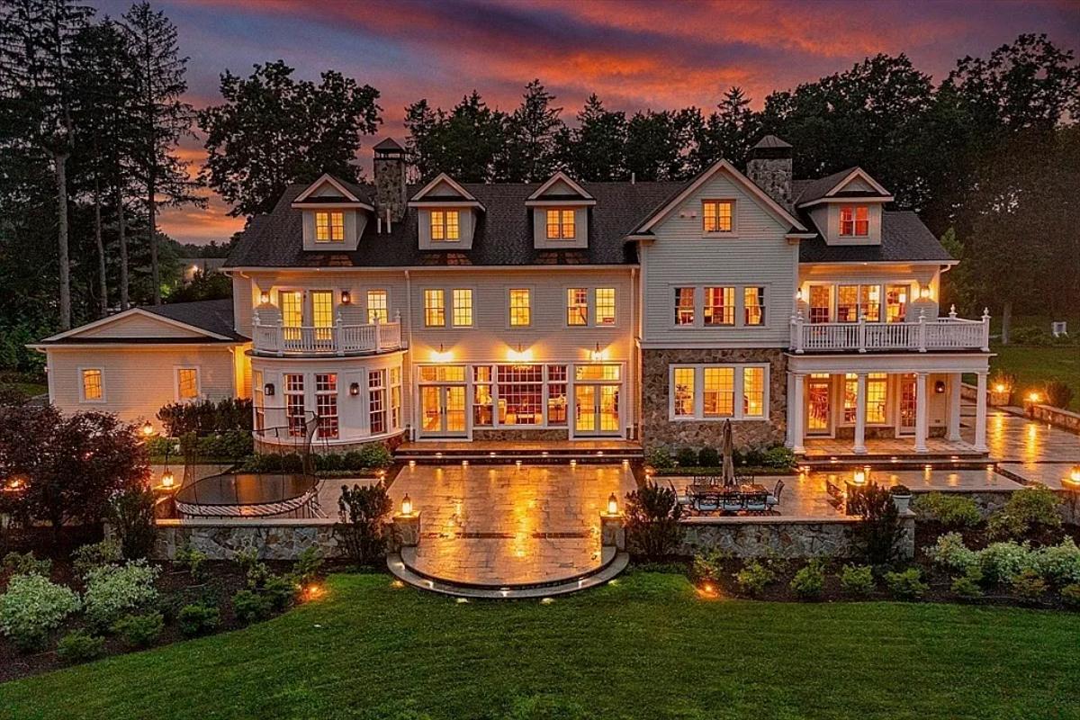 Rear view of the mansion.