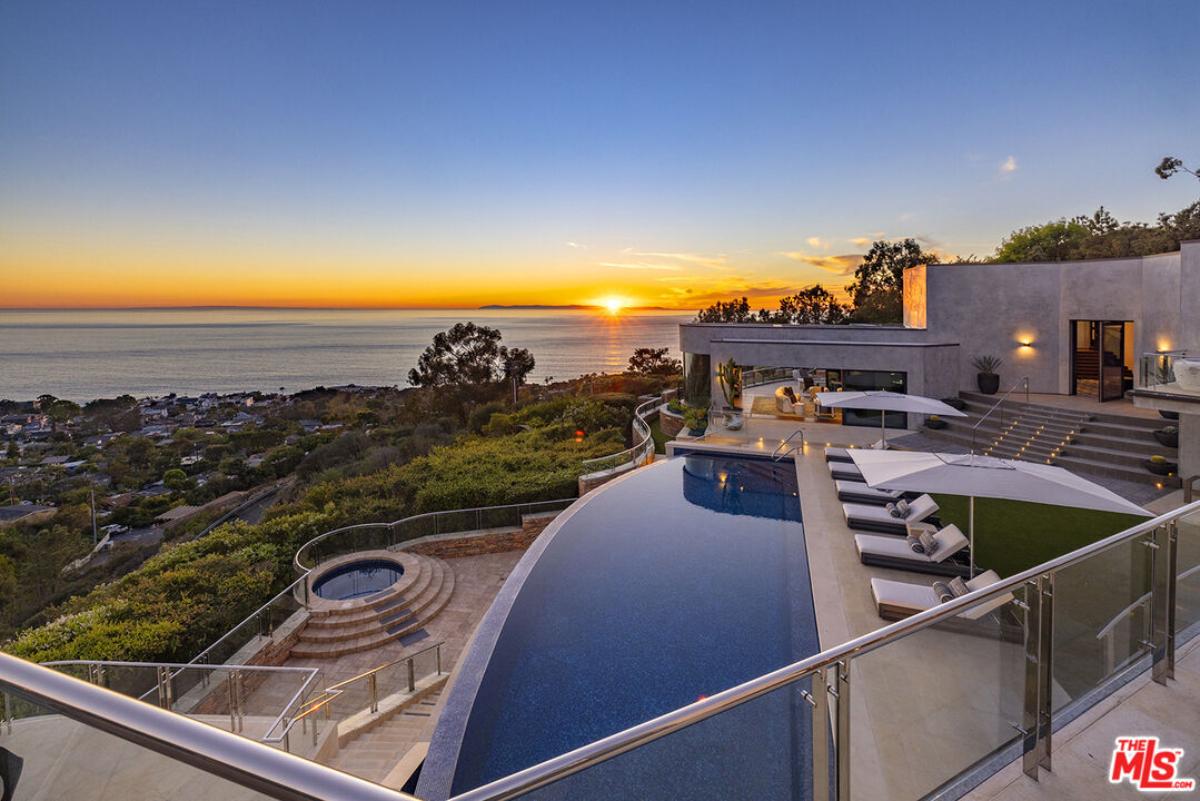 Terrace overlooking the pool and the ocean.