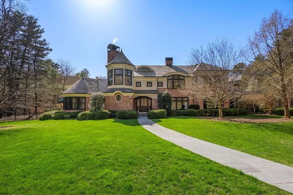 Front view of the mansion.