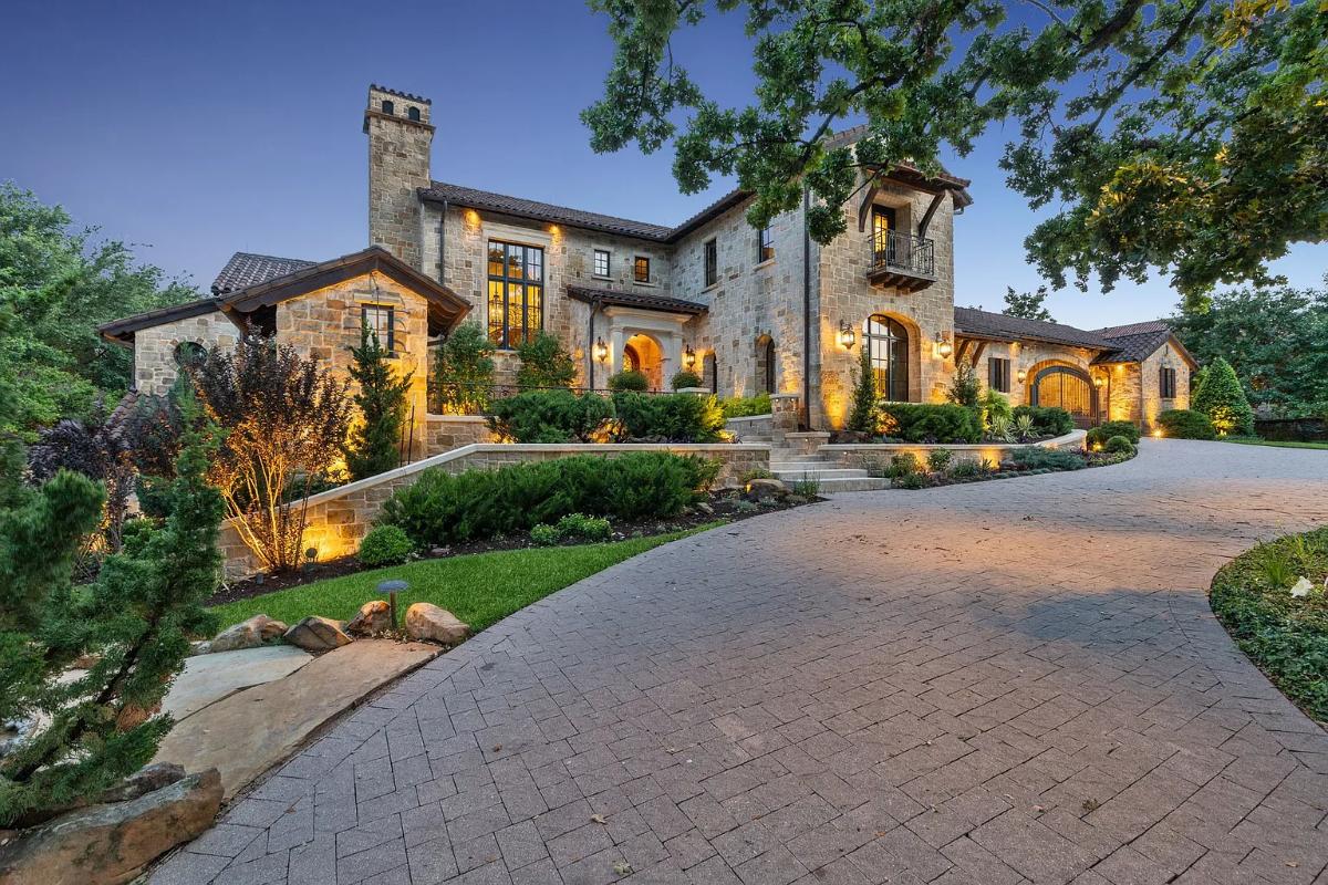 Front view of the mansion.