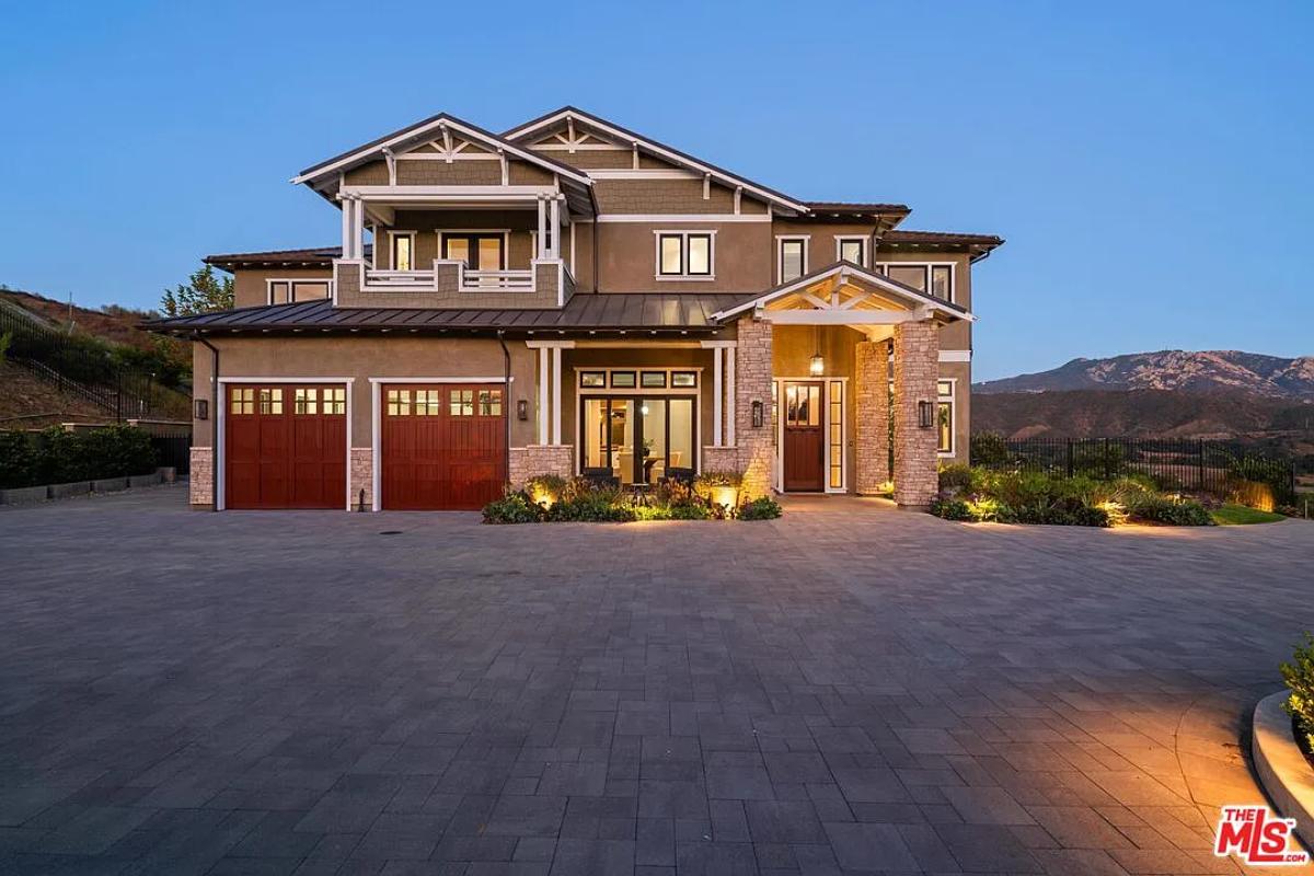 Front view of the mansion.