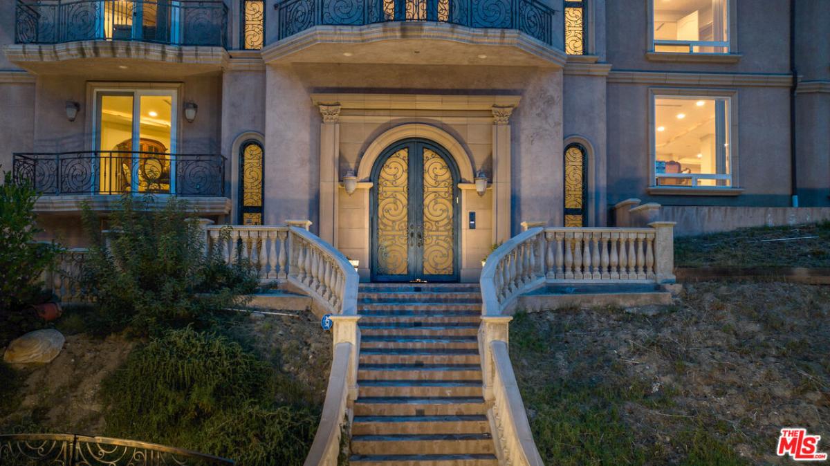 Front view of the mansion.