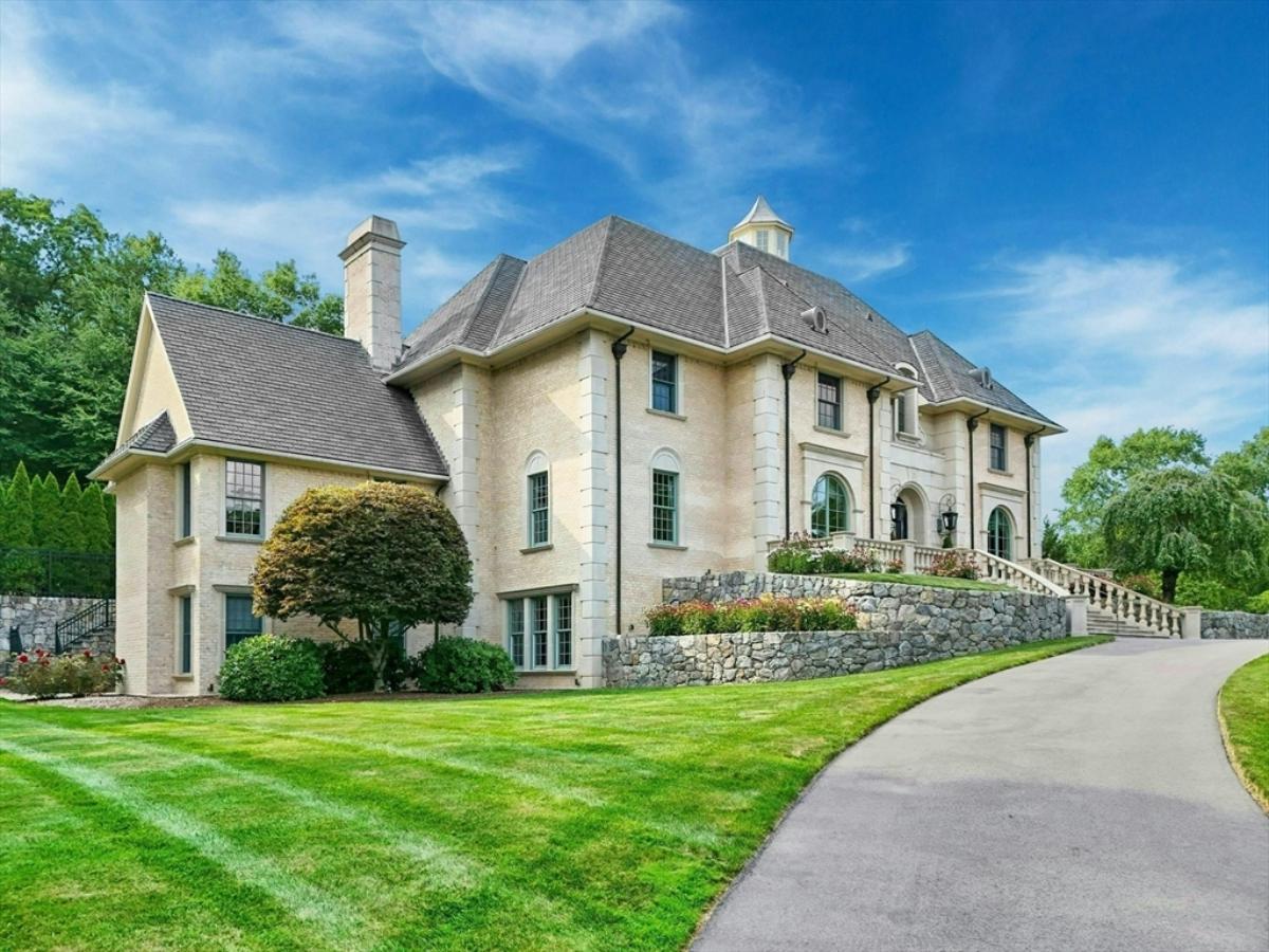 Side view of the mansion.