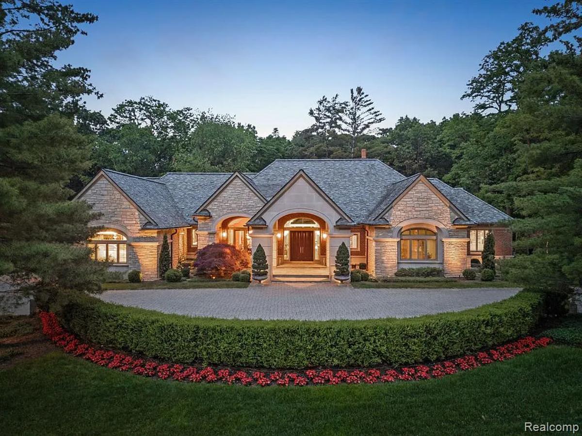 Front view of the mansion.
