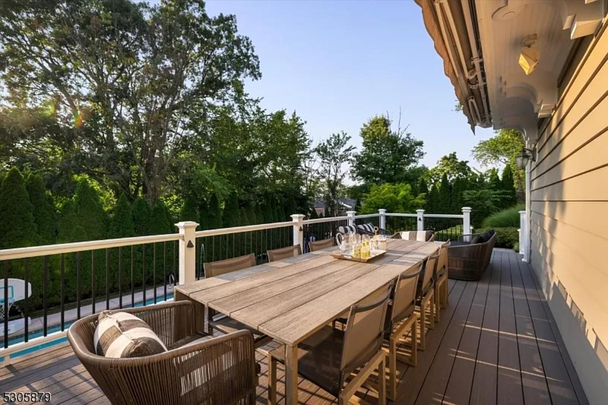 Terrace with a dining area.