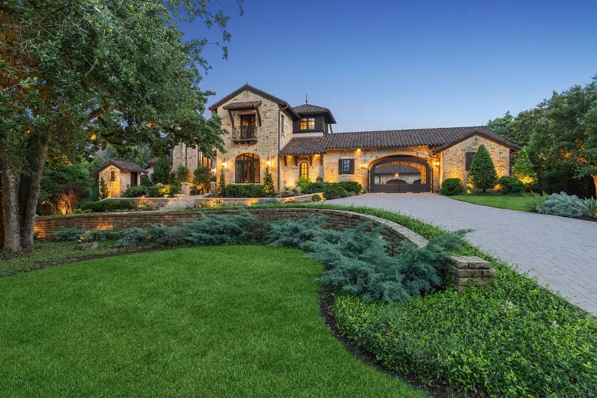 Front view of the mansion.