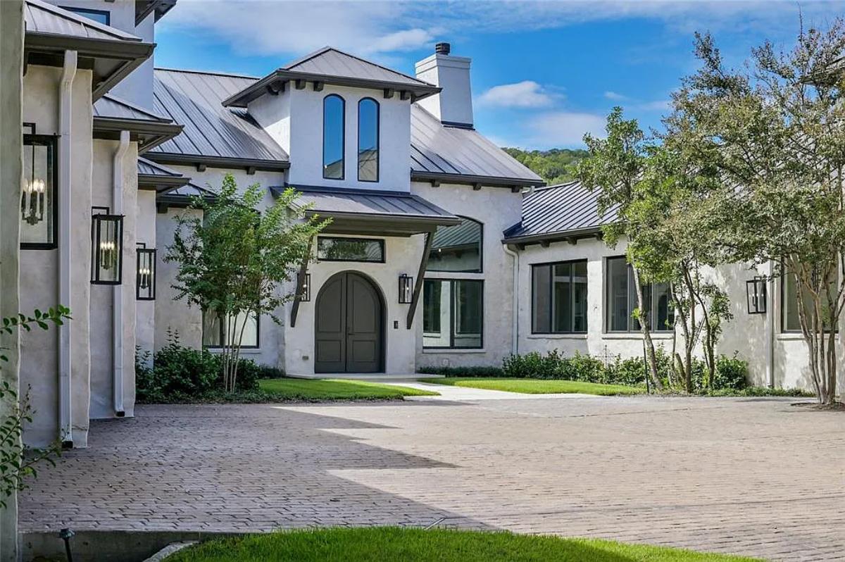Front view of the mansion.
