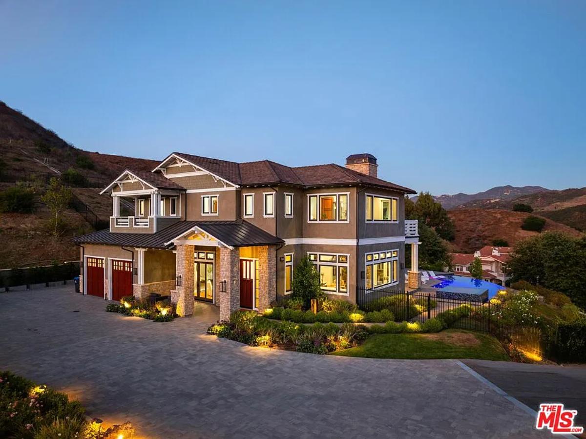 Side view of the mansion.
