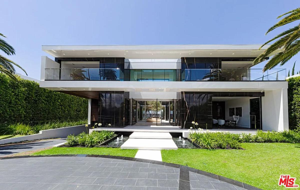 Front view of the mansion.