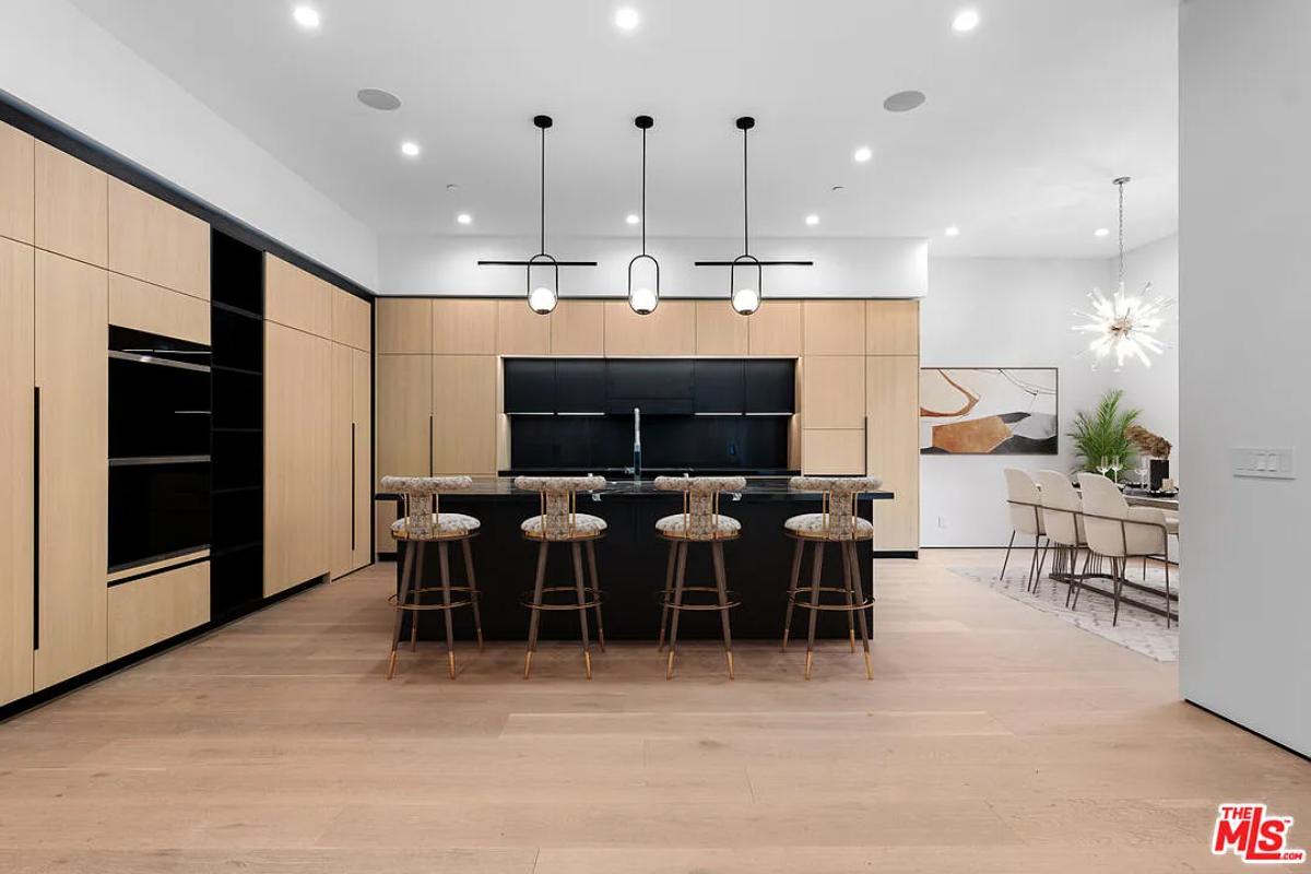 Kitchen with a counter breakfast bar.
