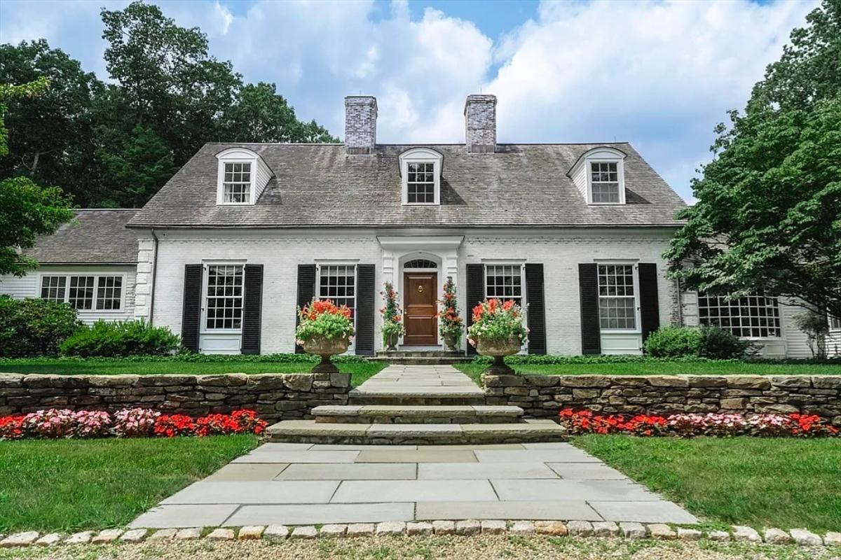 Front view of the mansion.
