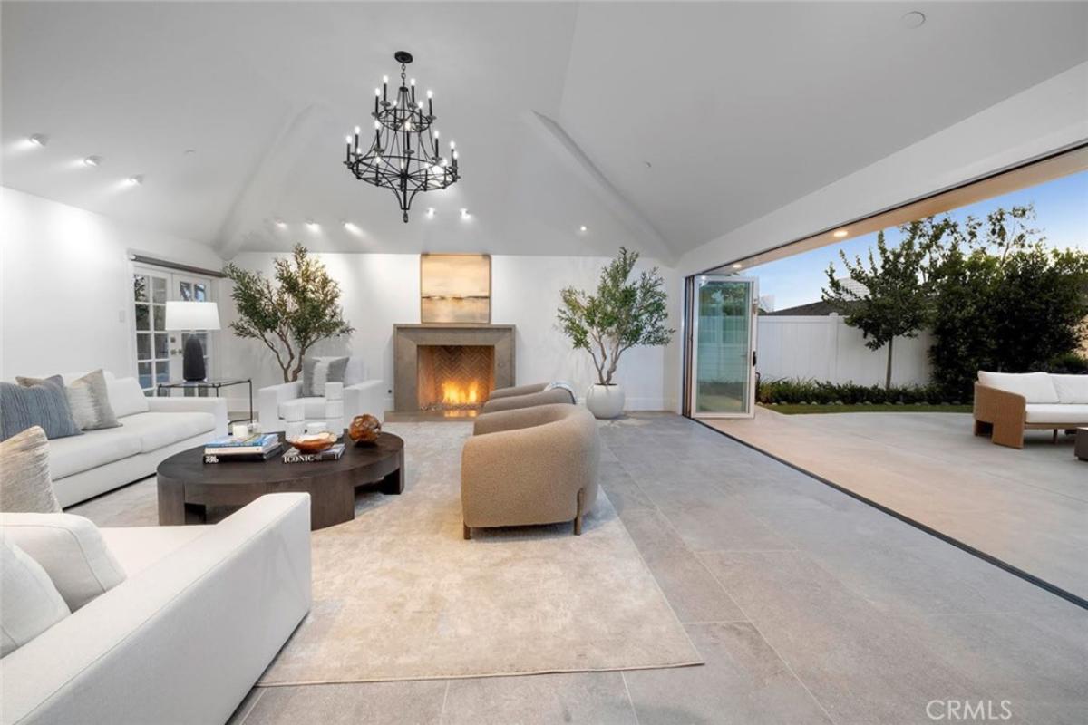 Living room with a chandelier and a fireplace.