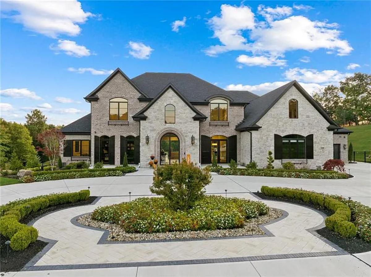 Front view of the mansion.
