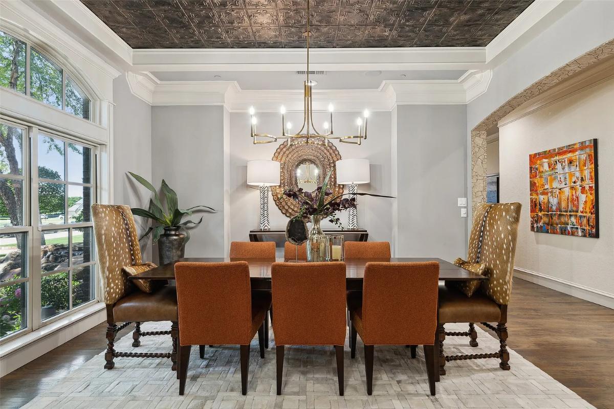 Dining room with a chandelier.