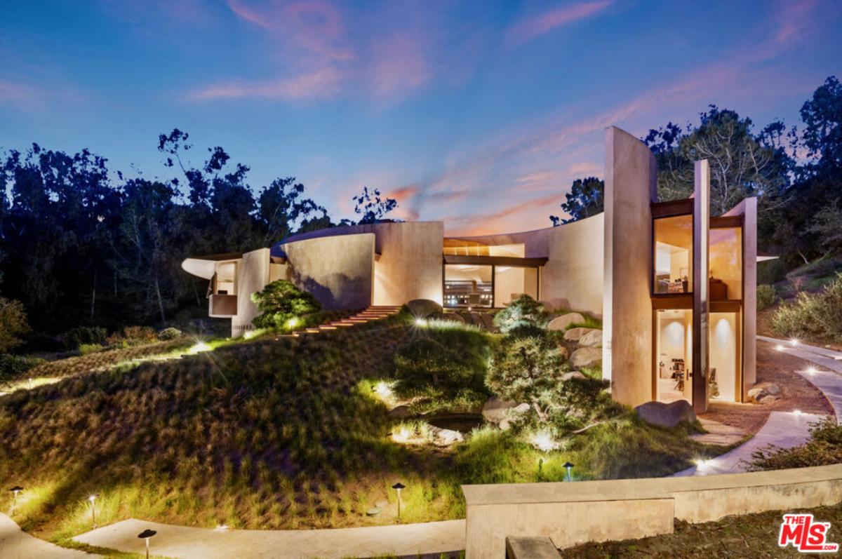 Exterior view of the mansion.