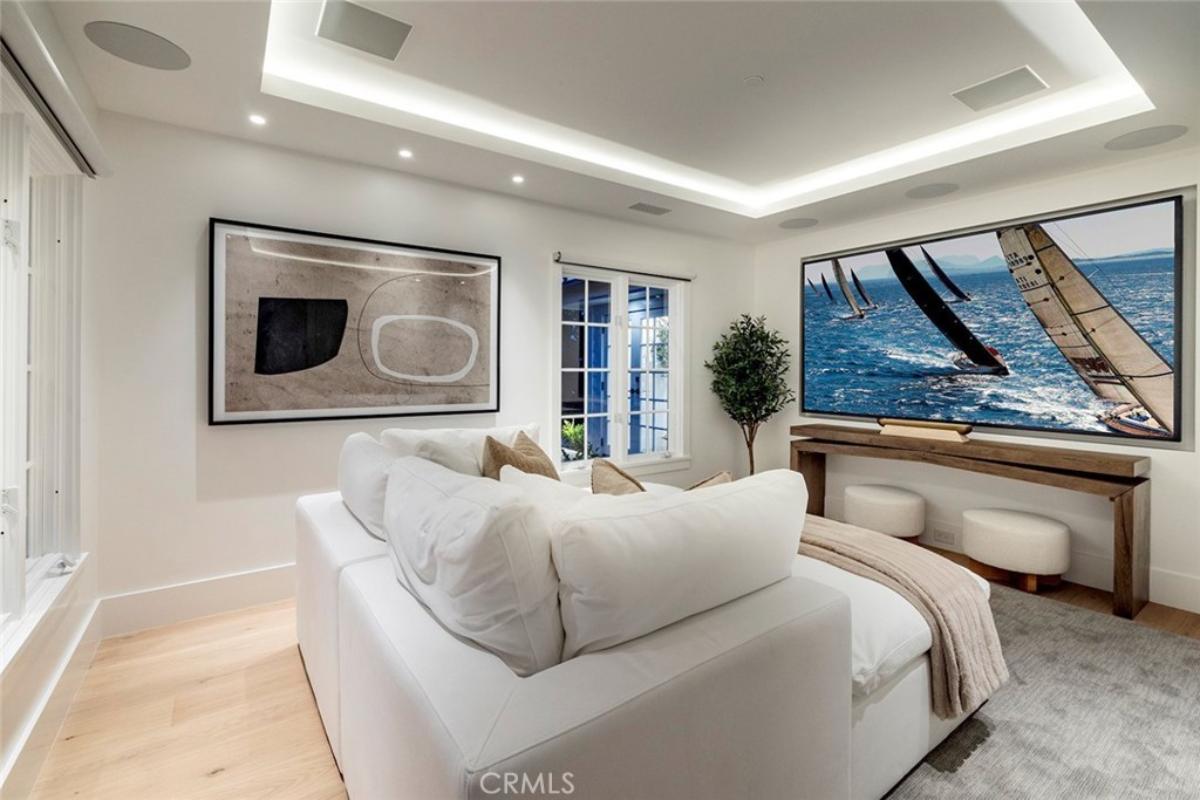 Living room with couches and a TV.