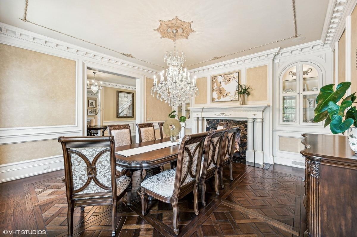 Dining room with a chandelier.