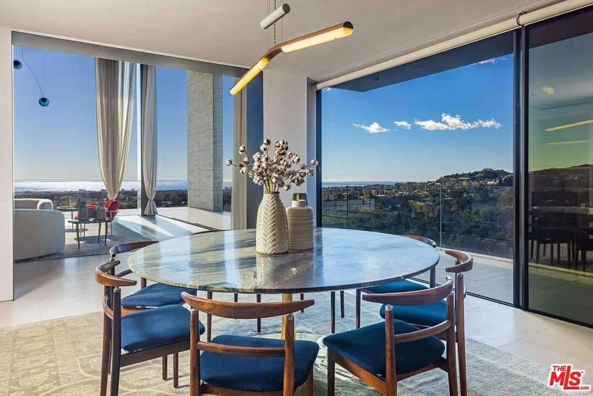Dining room with a round table.