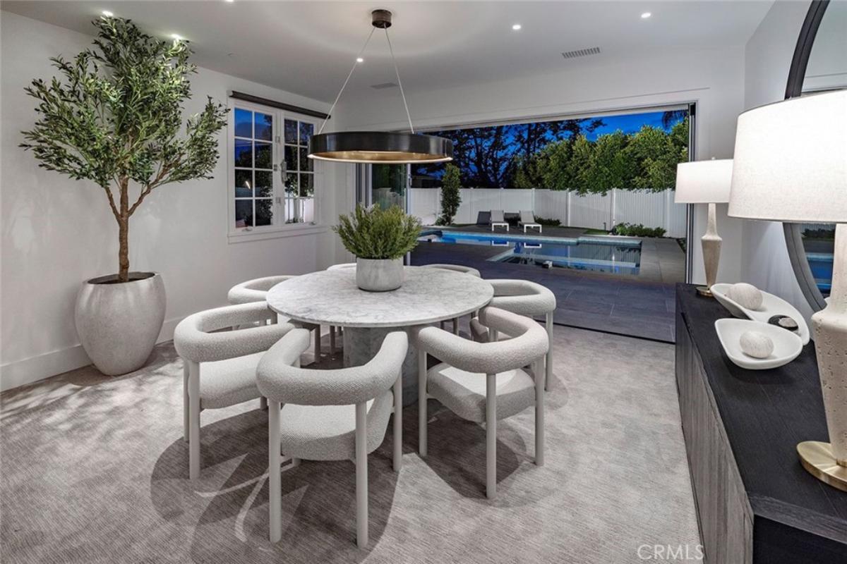 Dining room with a round table and chairs.