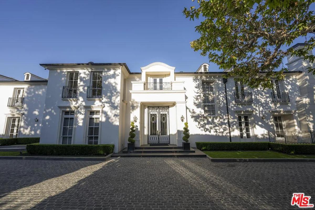 Front view of the mansion.