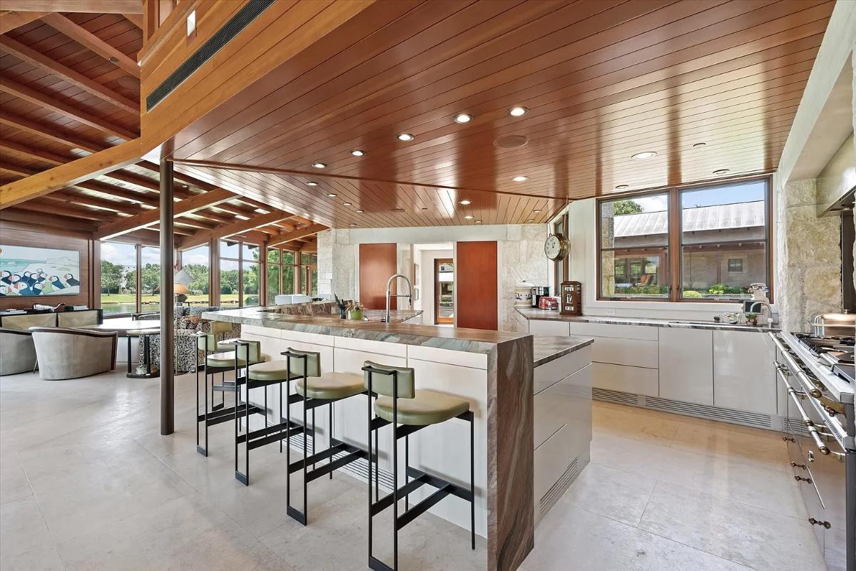 Kitchen with a counter breakfast bar.