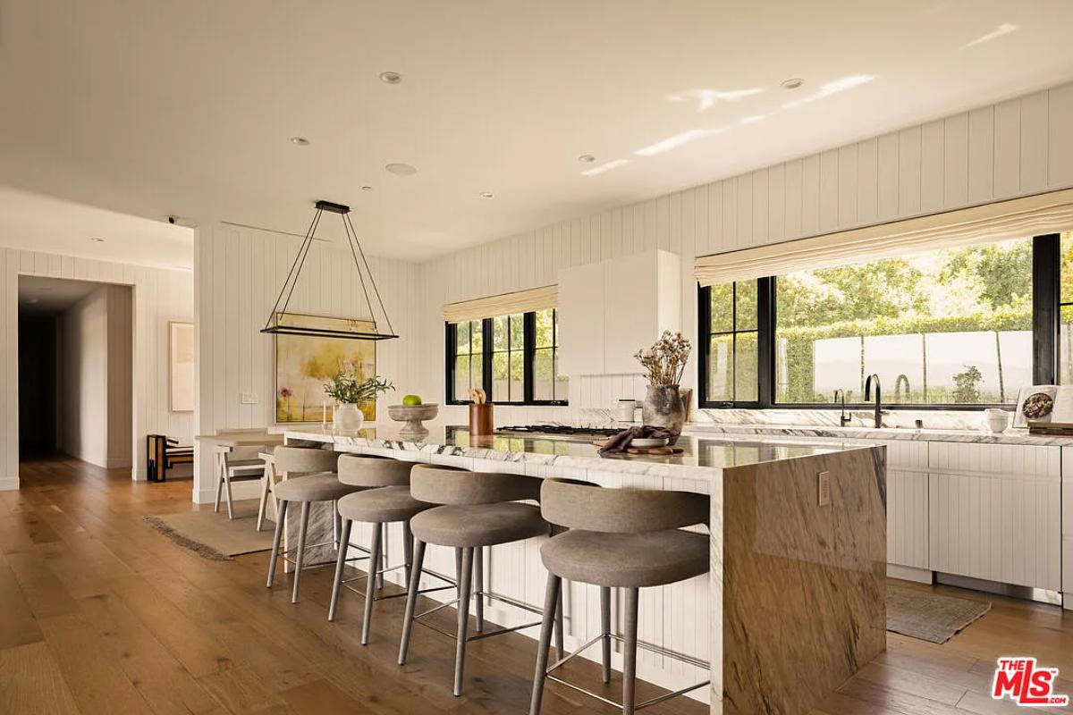 Kitchen with a counter breakfast bar.