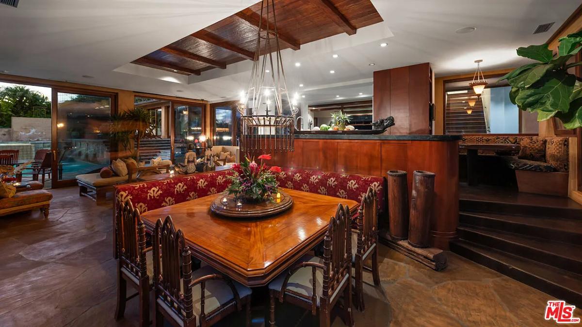Dining room with a chandelier.